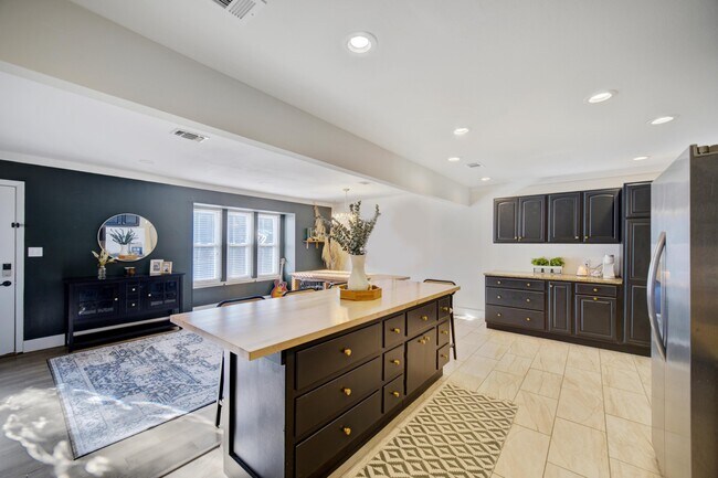 Building Photo - 1024 Juniper Ave