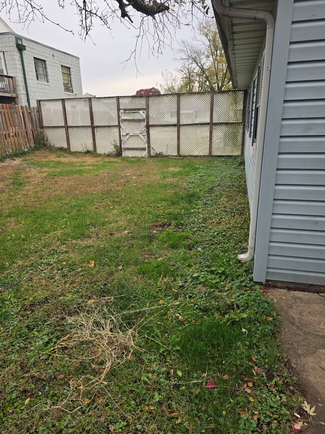 Building Photo - 1611 S Oakwood Ave