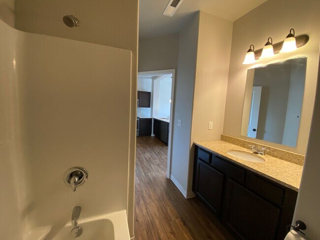 Building Photo - $1,550 | 1 Bedroom, 1 Bathroom Condo | Ava...