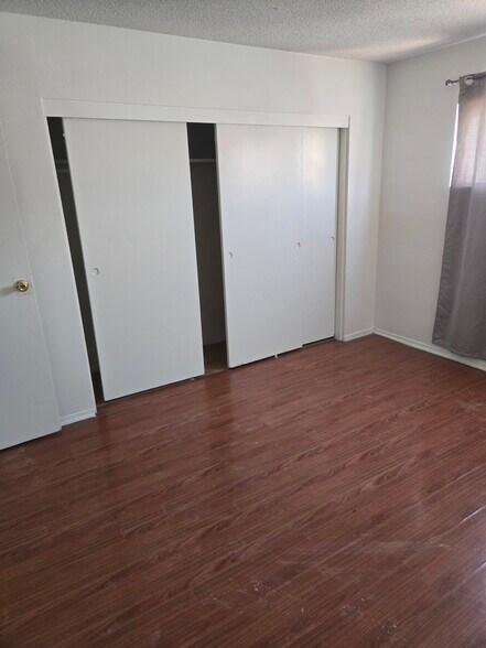 Building Photo - 1402 E Desert Inn Rd