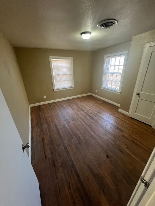 Building Photo - 3 bed 2.5 bath in Heart of Lubbock!