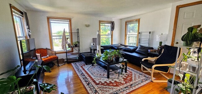 Building Photo - Must-See Spacious 3-bedroom/1-Bath Unit Brighton
