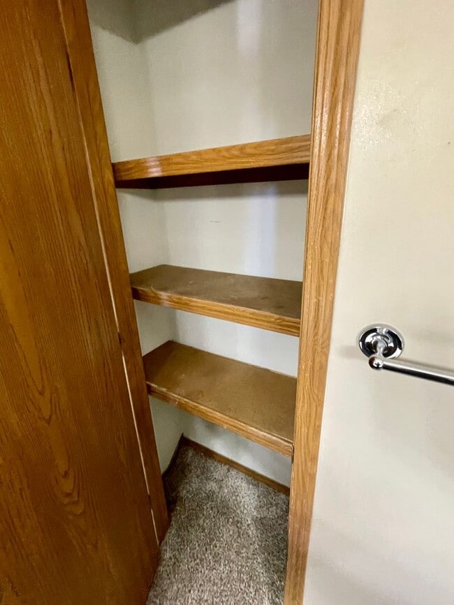 Building Photo - Beautiful 2 story, 5 bedroom, 3 bath home available NOW!