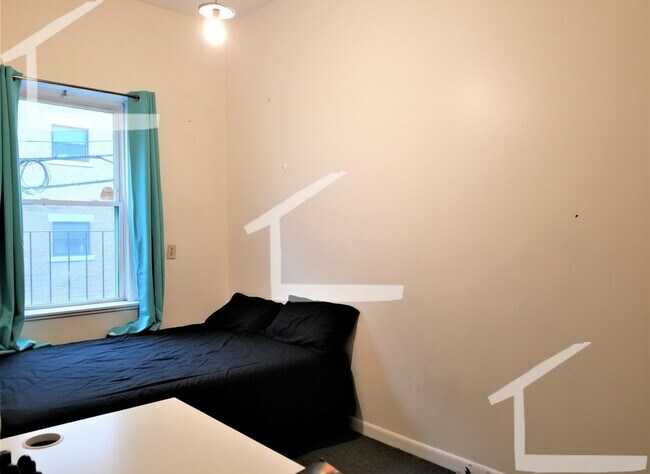 Building Photo - 3 bed1bath unit in Fenway is available in 9/1