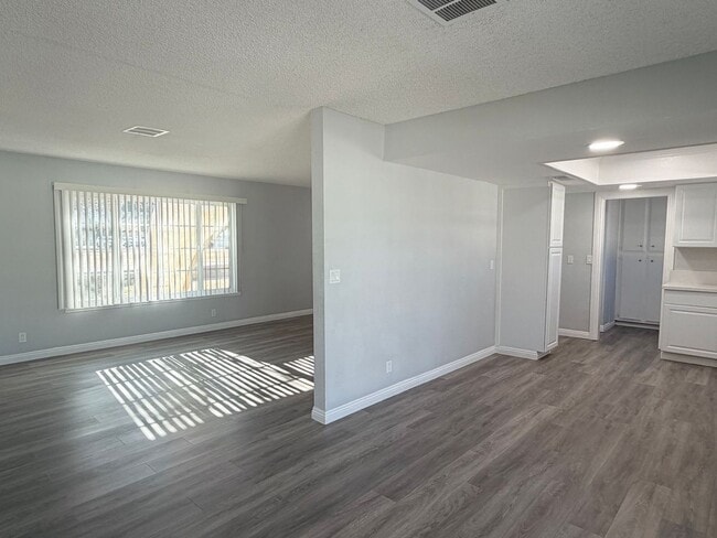 Building Photo - READY NOW! 3+2