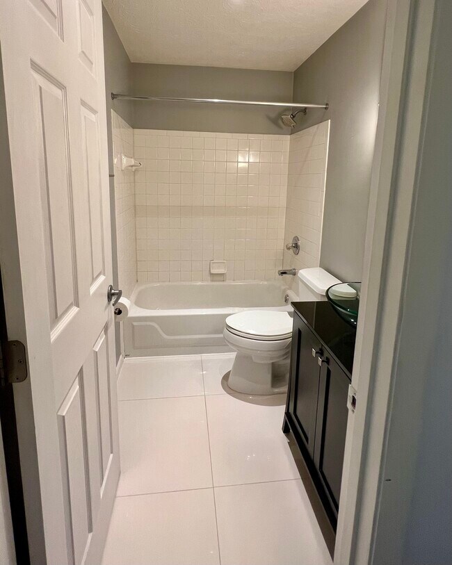Building Photo - 8859 Eagleview Dr
