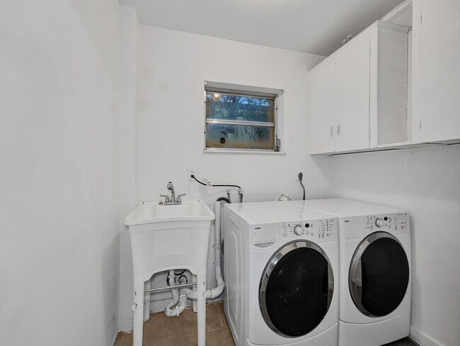 Building Photo - 3226 Oak Ave