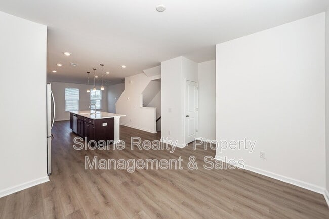 Building Photo - 4633 Forest Hills Dr