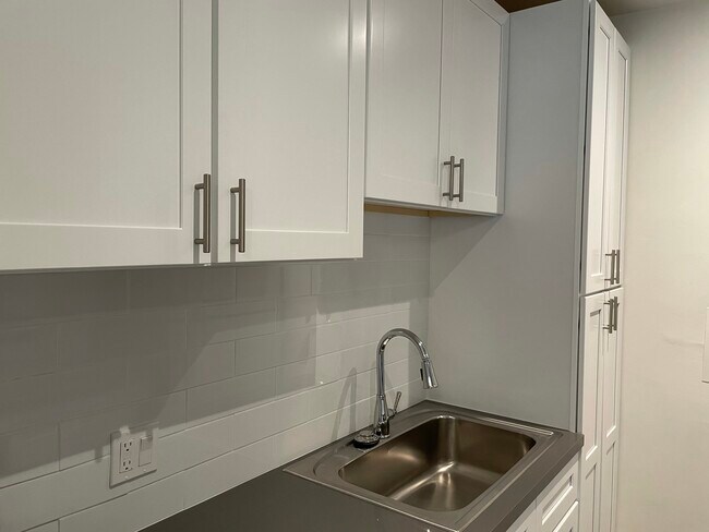 Kitchen - 4032 Inglewood Blvd