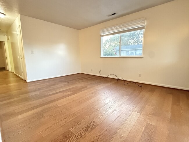 Building Photo - 966 Glendale St W