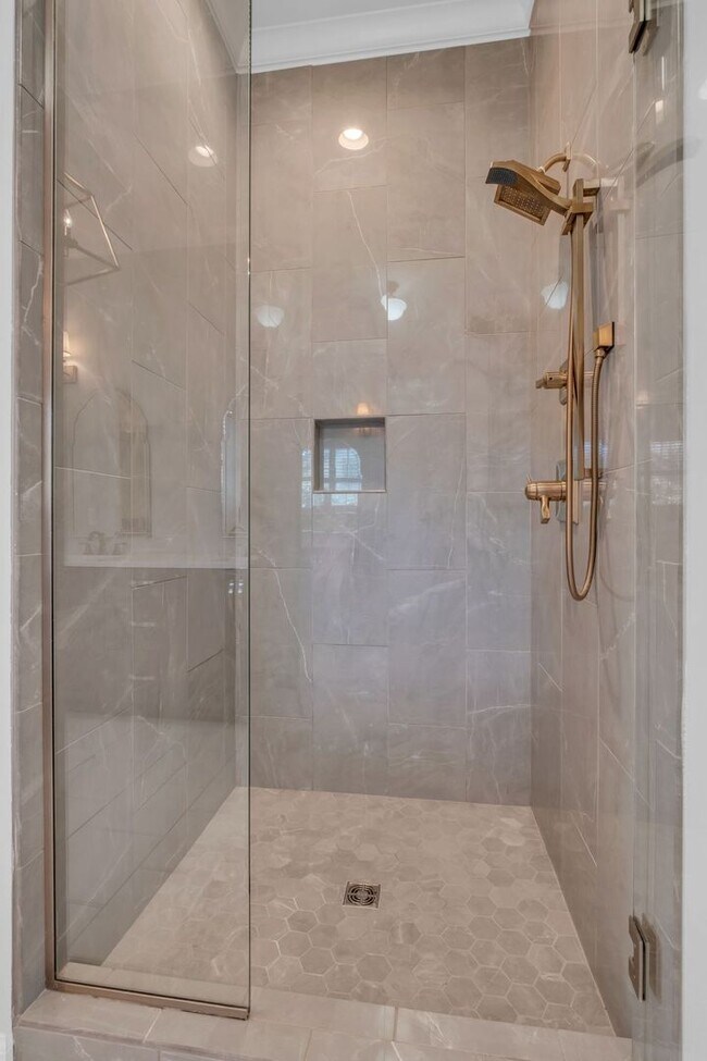 Building Photo - Stunning 5BE/4.5BA in the heart of Green H...