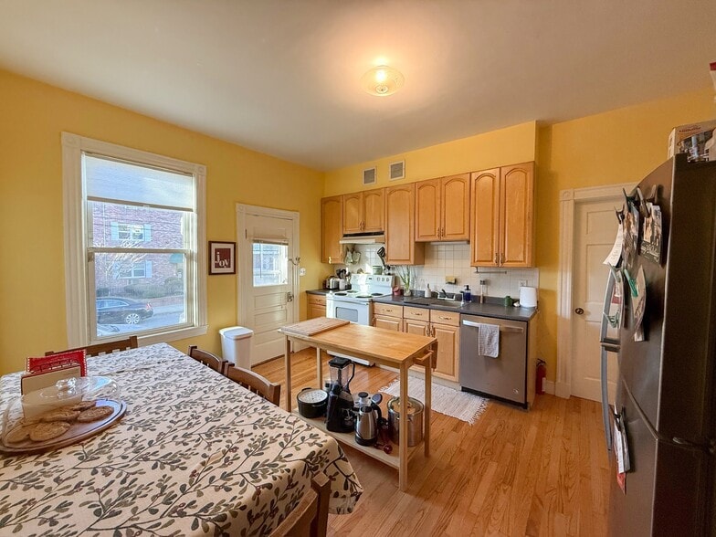 Building Photo - 283 Summer St