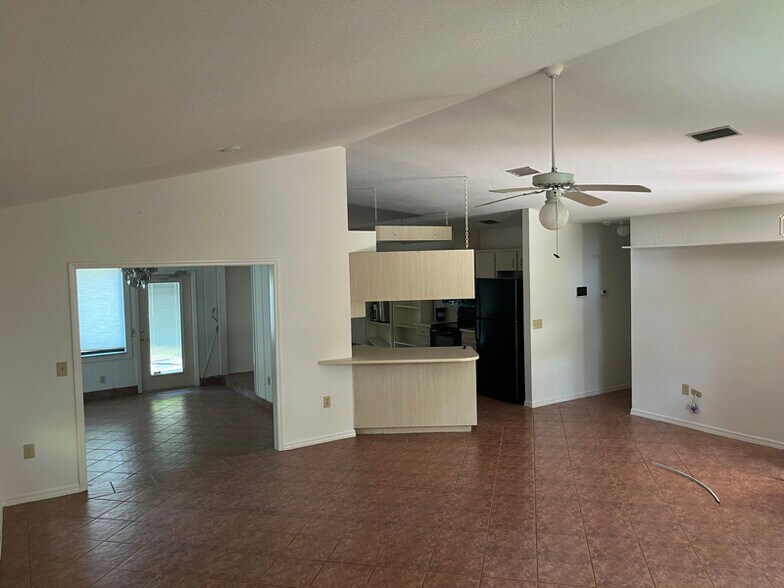 Building Photo - 17026 Southside Ct