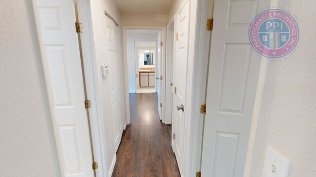 Building Photo - Lake Oswego - Single Level Ranch, Great Ne...