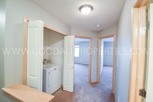 Building Photo - 2 Bedroom, 1.5 Bath Townhome in Jordan Creek area!