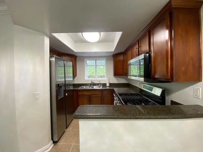 Building Photo - Beautifully Renovated 1-Bedroom Condo in R...