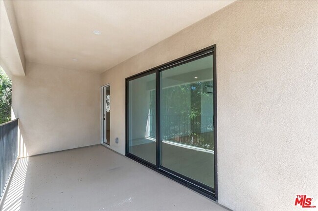 Building Photo - 6913 Encino Ave