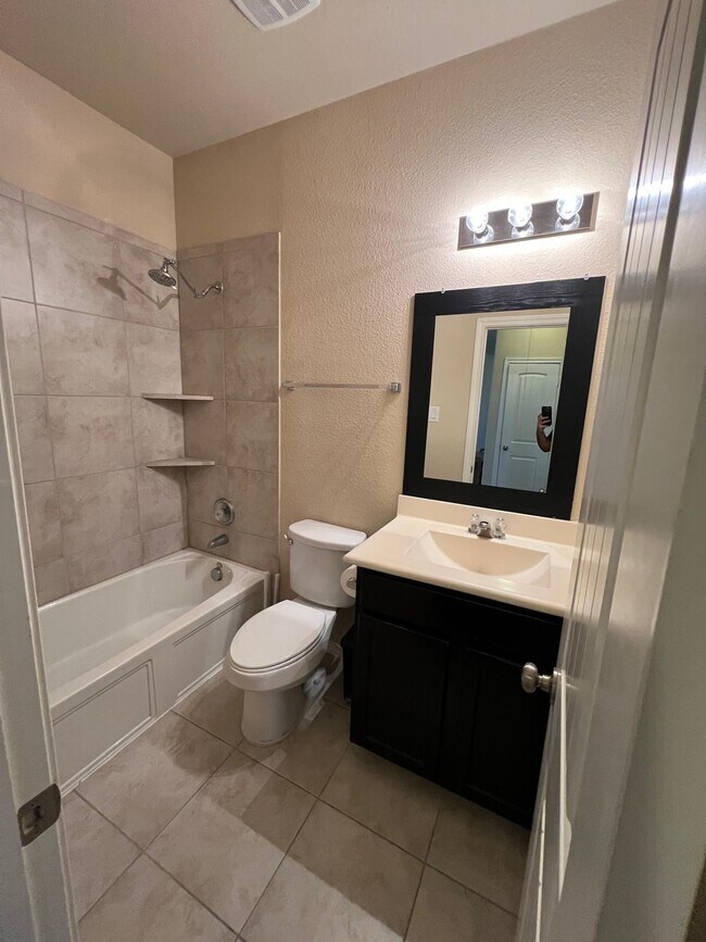 Building Photo - 3650 Sumner Lodge Dr