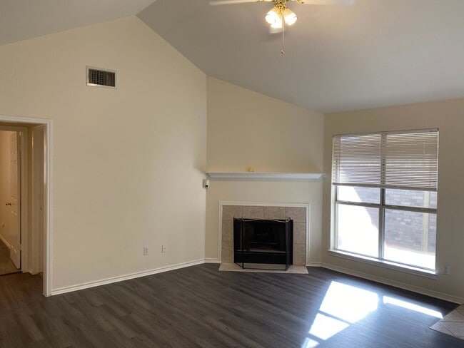 Building Photo - CUTE 3 BEDROOM IN SPRING CREEK FOREST*NEIS...