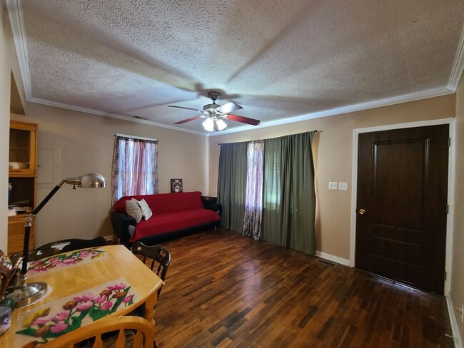 Building Photo - Furnished 2-bedroom, 1-bathroom House in S...