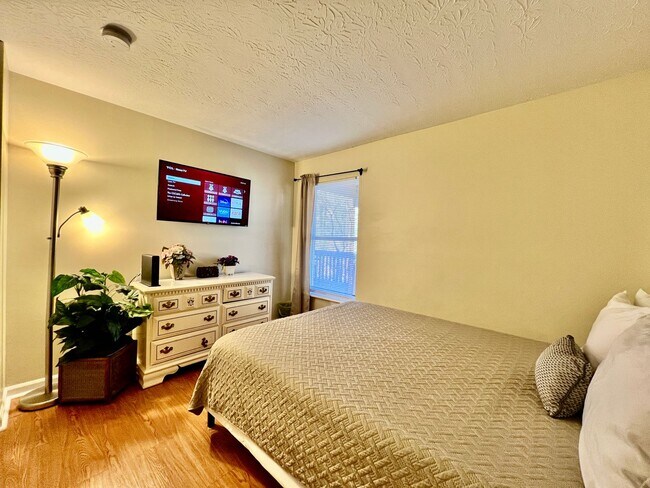 Building Photo - Great corporate furnished rental- close to everything.