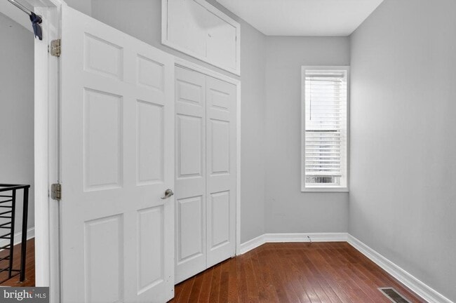 Building Photo - 2319 E Somerset St