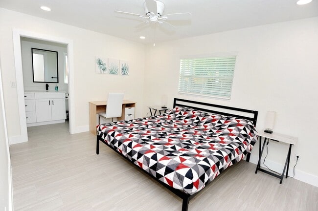 Building Photo - ANNUAL RENTAL Naples Park 3 Bedroom // 2 Bathroom Single Family Home