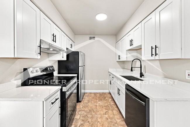 Building Photo - 3141 S Tamarac Dr