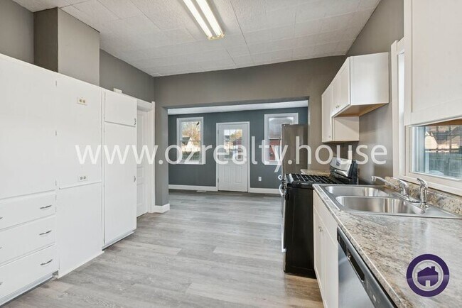 Building Photo - 222 E Park St