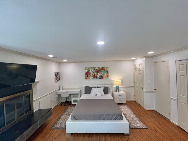 Building Photo - 2361 Hunters Square Ct