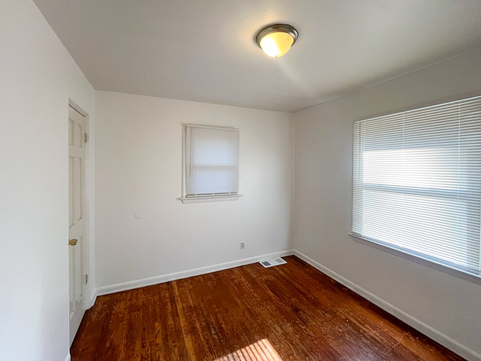 Building Photo - 6636 Kenwood Dr
