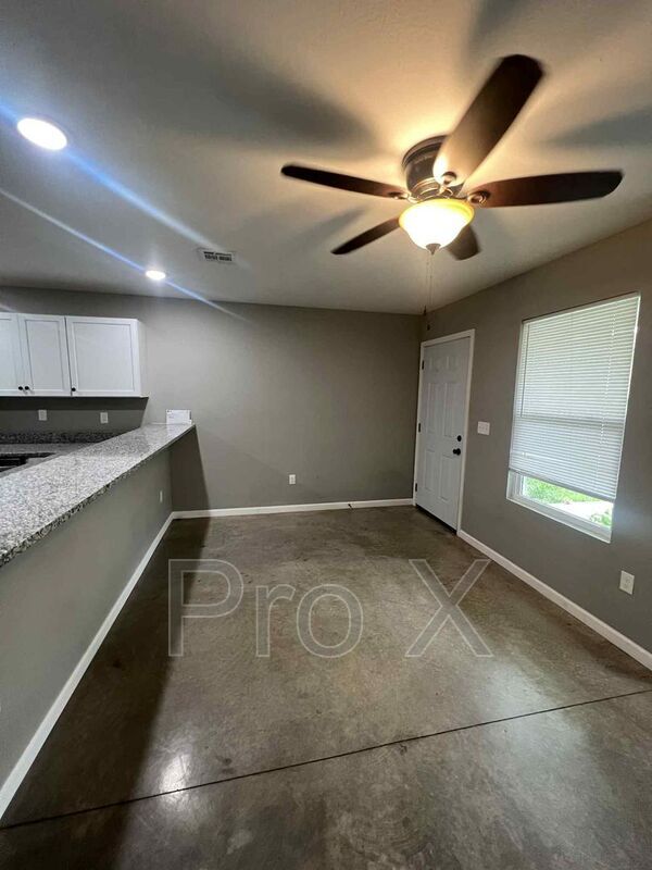 Building Photo - 206 N Wall Ave