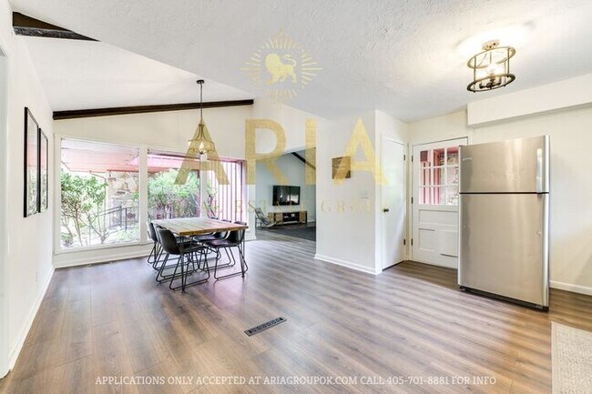 Building Photo - Unique 3 bed/2 bath Property with HUGE Bon...