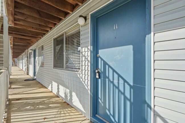 Building Photo - Charming 2 Bedroom with community pool!