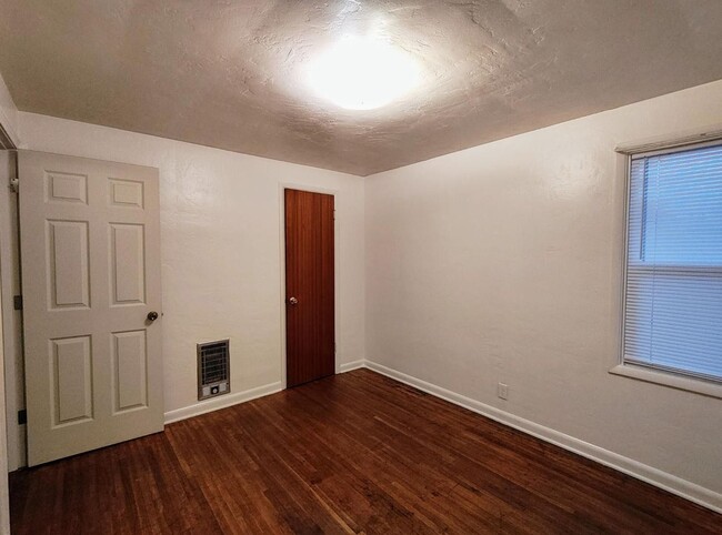 Building Photo - Winter Special-$300 Off Cute 2/BD-1 Bath H...