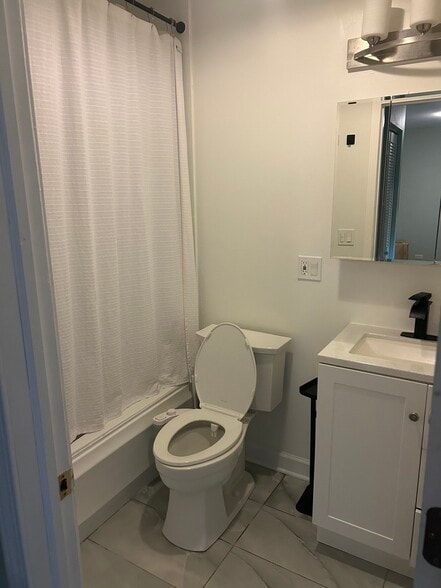 Building Photo - 1538 W Chase Ave