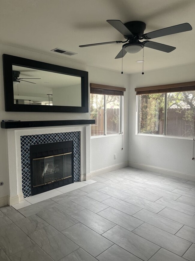 Building Photo - Available Now!  4 bed/ 3bath Home in Edgew...