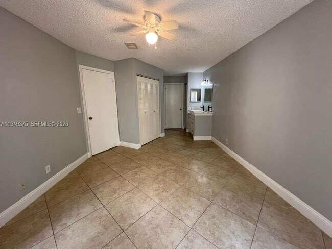 Building Photo - 9999 Summerbreeze Dr