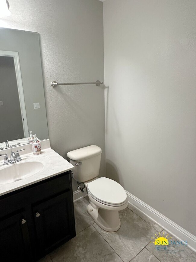 Building Photo - Beautiful 4-Bedroom Brick Home in Misty Meadows, Navarre!