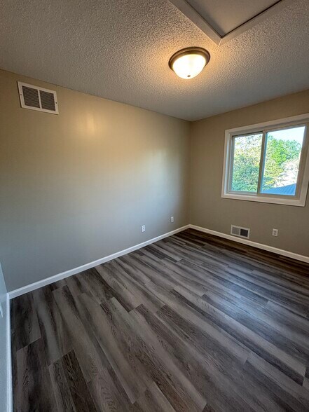 Building Photo - 9431 Ranchview Ln N