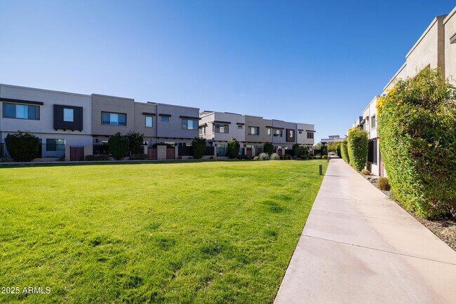 Building Photo - 7349 E Vista Bonita Dr