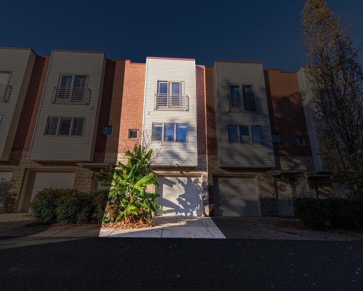 Unit R - 1013 Linden Ave