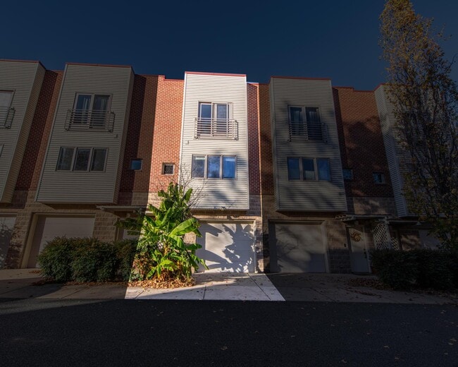 Unit R - 1013 Linden Ave