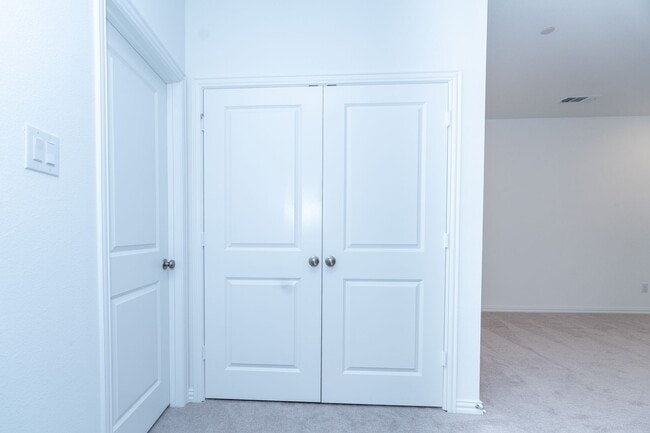 Building Photo - 9508 Espalier St