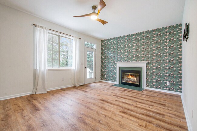 Building Photo - 5660 Versailles Ave