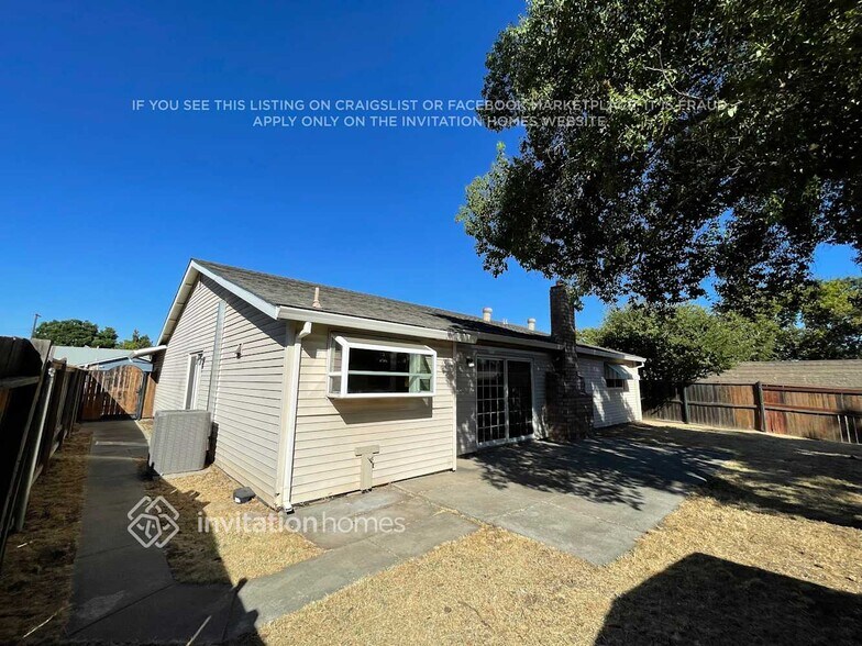 Building Photo - 7401 Blackthorne Way
