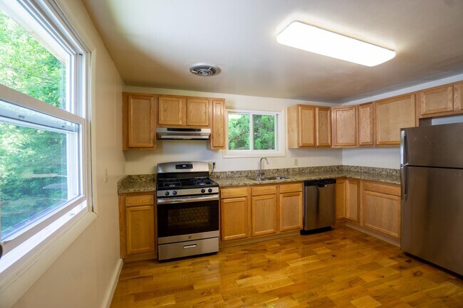 Building Photo - Available 06/01/2026 Newly Renovated 2nd F...