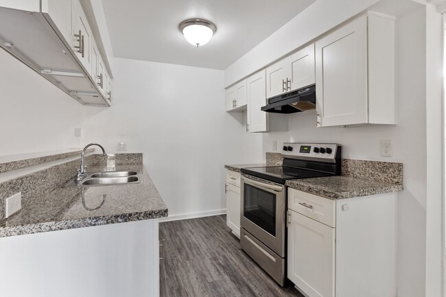 Building Photo - Updated 2 Bedroom Apartment!