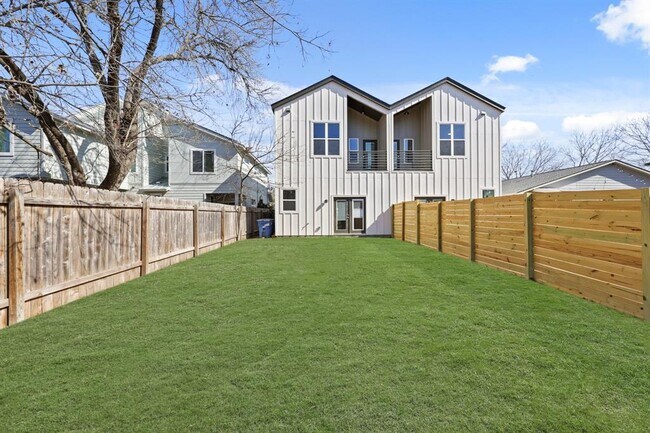 Building Photo - 4801 Sara Dr