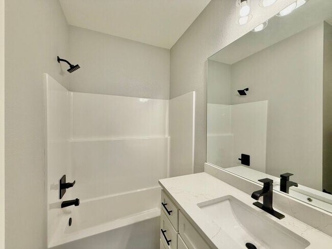 Building Photo - Beautiful and Spacious 3-Bedroom, 2-Bath R...